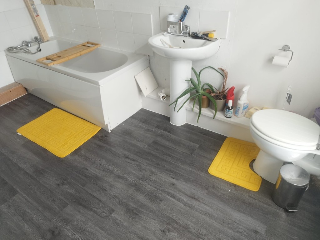 Lot: 45 - FREEHOLD MIXED COMMERCIAL/RESIDENTIAL INVESTMENT PLUS LAND WITH LAPSED PLANNING - Bathroom of maisonette